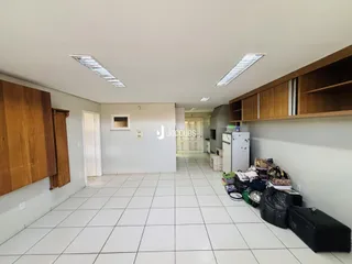 Ambiente interno de uma sala com piso de cerâmica e armários de madeira.