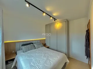 Quarto com cama e armário em ambiente moderno.