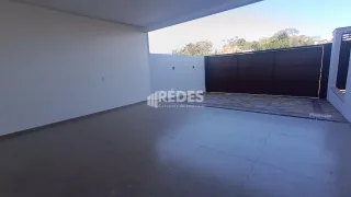 Espaço interno amplo e vazio de uma residência.