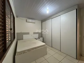 Foto de um quarto com cama e armários em um imóvel.