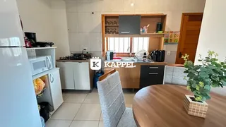 Foto de uma cozinha interna com armários e bancadas.