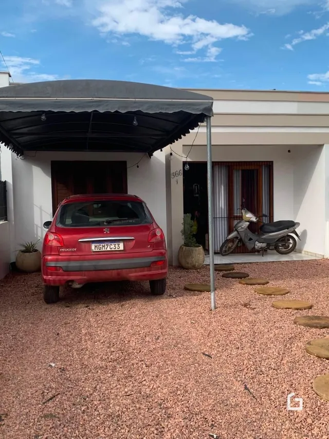 Fachada de uma residência em Lajeado, Brasil, com um carro estacionado na frente.