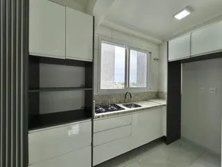 Foto de uma cozinha moderna com armários brancos e bancada de granito.