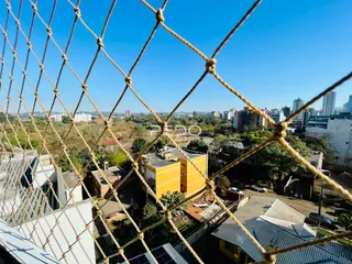 Vista aérea de telhados e áreas verdes de uma residência em Lajeado.