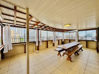 Uma área ampla com piso de cerâmica e vista para a cidade.