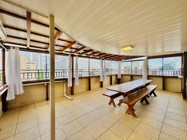 Uma área ampla com piso de cerâmica e vista para a cidade.