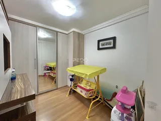 Foto de um cômodo interno com piso de madeira e uma mesa amarela.