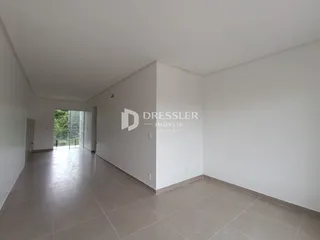 Corredor com piso de cerâmica e paredes brancas.