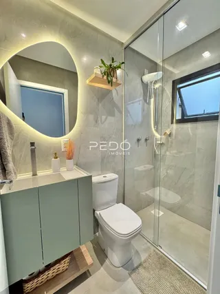 Foto de um banheiro moderno com piso de cerâmica e box de vidro.