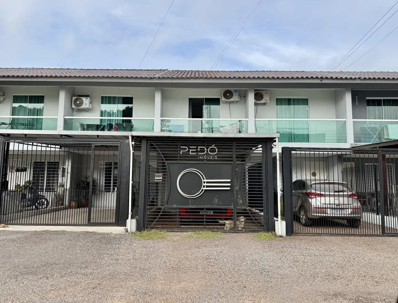 Fachada de um imóvel residencial em Lajeado, Brasil, com portão de segurança.
