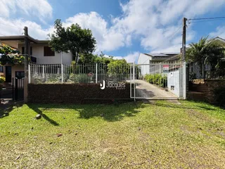 Vista externa de uma propriedade em Lajeado, Brasil, com cerca e portão.