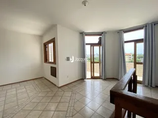 Ambiente interno com piso de cerâmica e molduras de madeira.