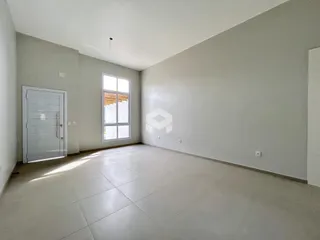 Interior de uma sala com piso de cerâmica e paredes brancas.