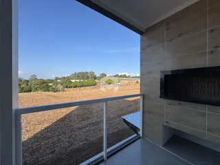 Vista da área externa através de uma abertura na sala de um imóvel em Lajeado.