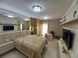 Foto de um quarto com cama e armário em um imóvel.