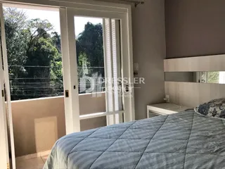 Quarto com porta de vidro abrindo para o exterior.