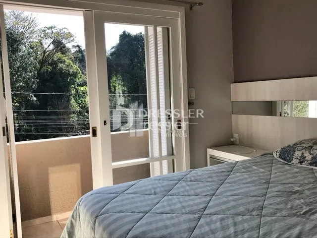 Quarto com porta de vidro abrindo para o exterior.