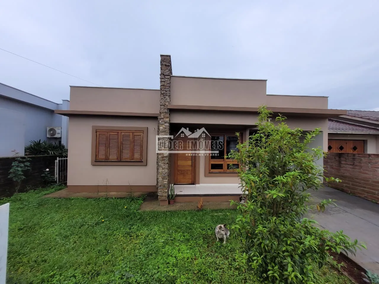 Fachada de uma casa em Lajeado, Brasil com jardim gramado.