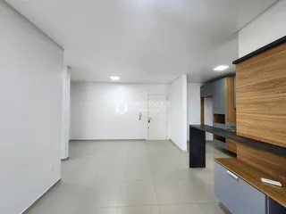 Ambiente interno moderno com piso claro e paredes brancas.