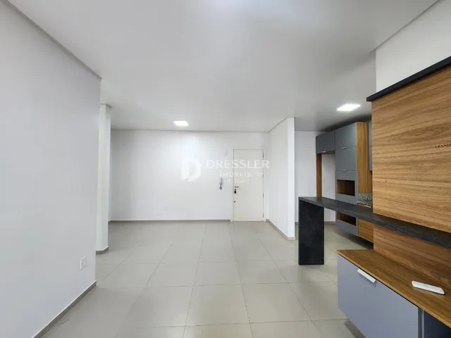 Ambiente interno moderno com piso claro e paredes brancas.