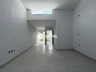 Corredor longo com paredes brancas e piso de cerâmica.