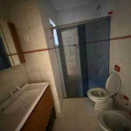 Foto de um ambiente interno com revestimento de azulejos brancos.