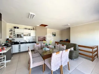 Imagem de uma sala de jantar e cozinha em um imóvel no Brasil.