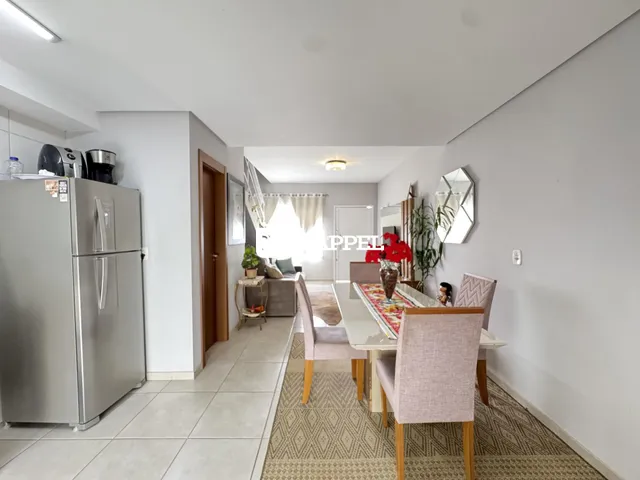 Foto de uma sala de jantar com mesa e cadeiras em um apartamento.