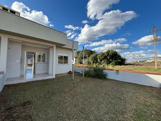 Vista da fachada de uma casa em Lajeado, Brasil, com jardim na frente.