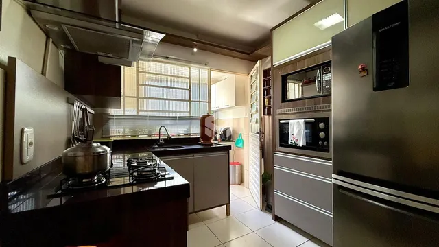 Vista da cozinha moderna de um imóvel em Lajeado, Brasil.