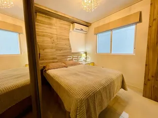 Quarto com cama e cabeceira de madeira em um imóvel no Brasil.