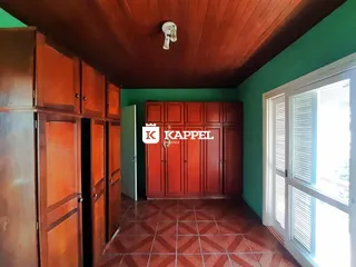 Foto de um ambiente interno com armários de madeira e piso de cerâmica.