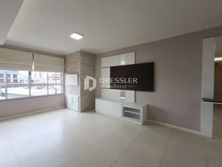 Sala de estar com piso claro e paredes neutras em um imóvel no Brasil.