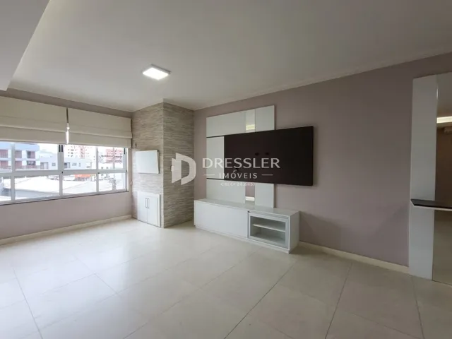 Sala de estar com piso claro e paredes neutras em um imóvel no Brasil.