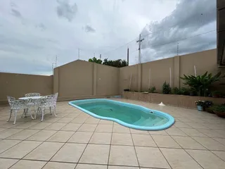 Foto de uma piscina externa com deck de cerâmica em uma propriedade.