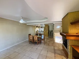 Ambiente interno com piso de cerâmica e móveis de madeira.