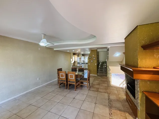 Ambiente interno com piso de cerâmica e móveis de madeira.