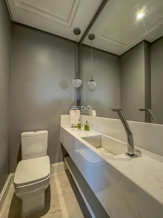 Banheiro moderno com bancada dupla e vaso sanitário em um imóvel no Brasil.