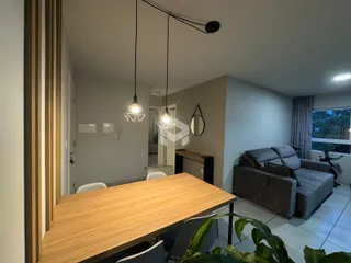 Interior de uma sala de estar com mesa de jantar em um imóvel em Lajeado.