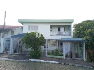 Fachada de uma residência em Lajeado, Brasil, com cerca e portão de ferro.