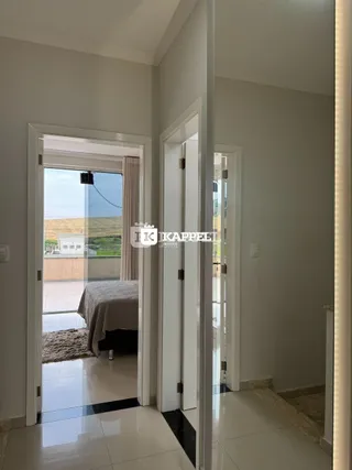 Hall de entrada com piso de porcelanato e paredes brancas.