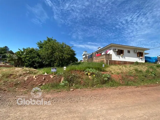 Vista externa de uma casa em Lajeado, Brasil, com terreno gramado e vegetação ao redor.