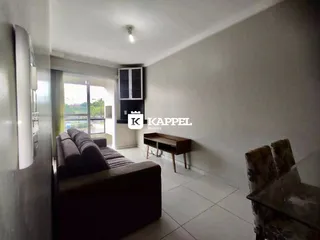 Sala de estar com sofá e mesa de madeira.