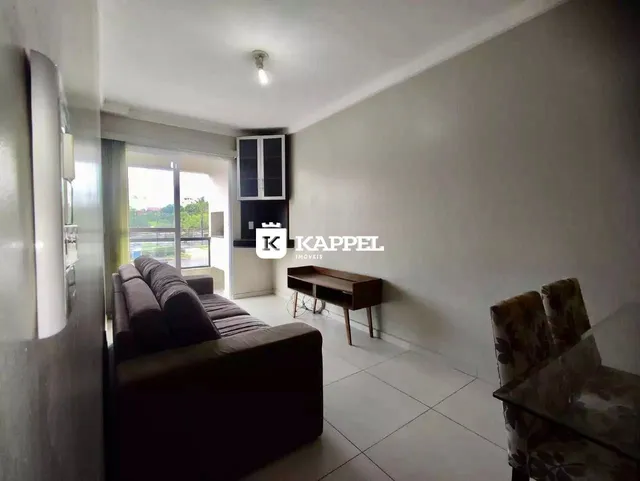 Sala de estar com sofá e mesa de madeira.
