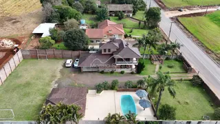 Vista aérea de uma residência com piscina e jardim em Lajeado, Brasil.