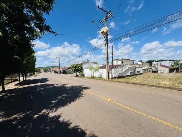 Vista da rua em Lajeado, Brasil, mostrando residências e vegetação ao longo da via.