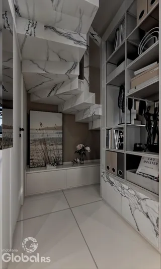 Hall de entrada com revestimento em mármore branco e estantes embutidas.