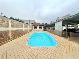 vista externa de uma piscina e área de lazer em Lajeado, Brasil.