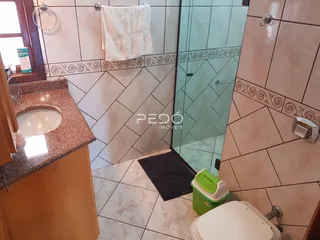Foto de um ambiente interno com revestimento de azulejos e área de banho.