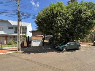 Vista externa de uma residência em Lajeado, Brasil, com cerca e vegetação.